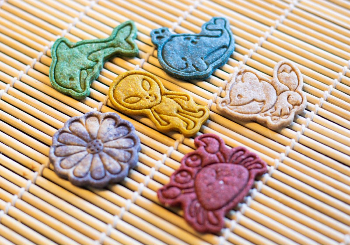 Assortiment de biscuits colorés de différentes formes