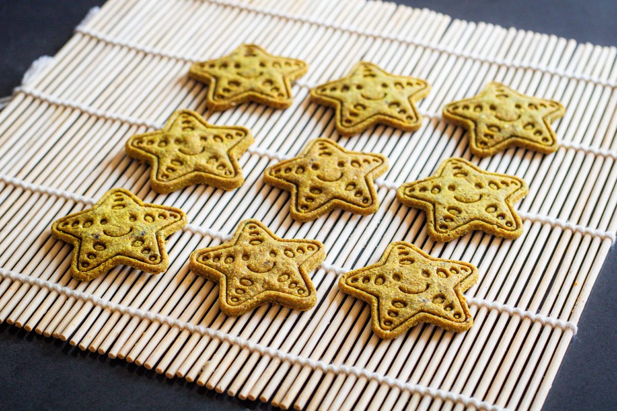 Biscuits étoiles dorés au curcuma