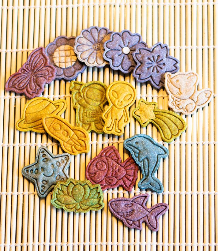 Rangée de biscuits multicolores aux formes variées