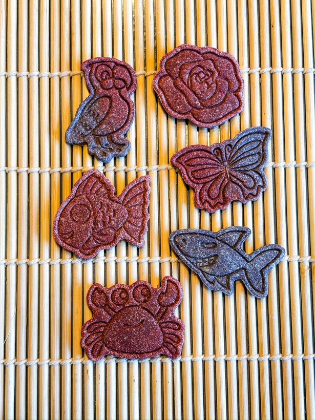 Biscuits aux tons vieux rose : roses, poissons et crabe